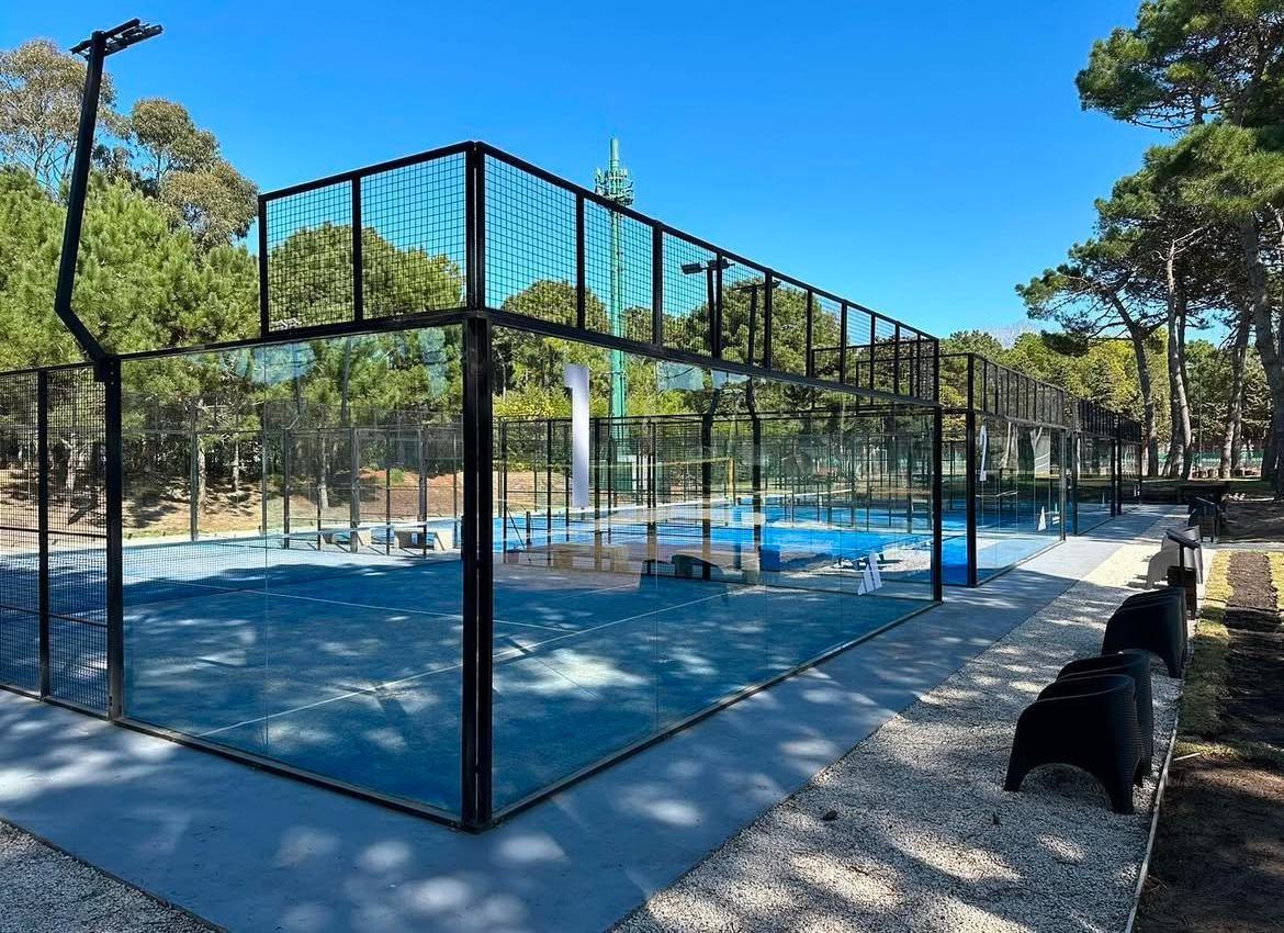 Cancha de pádel panorámica al aire libre