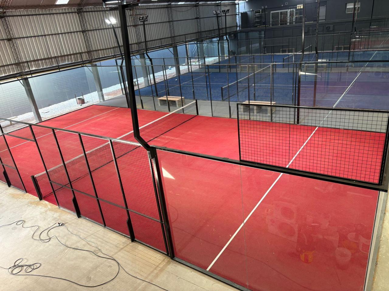 Canchas de pádel techadas de césped rojo