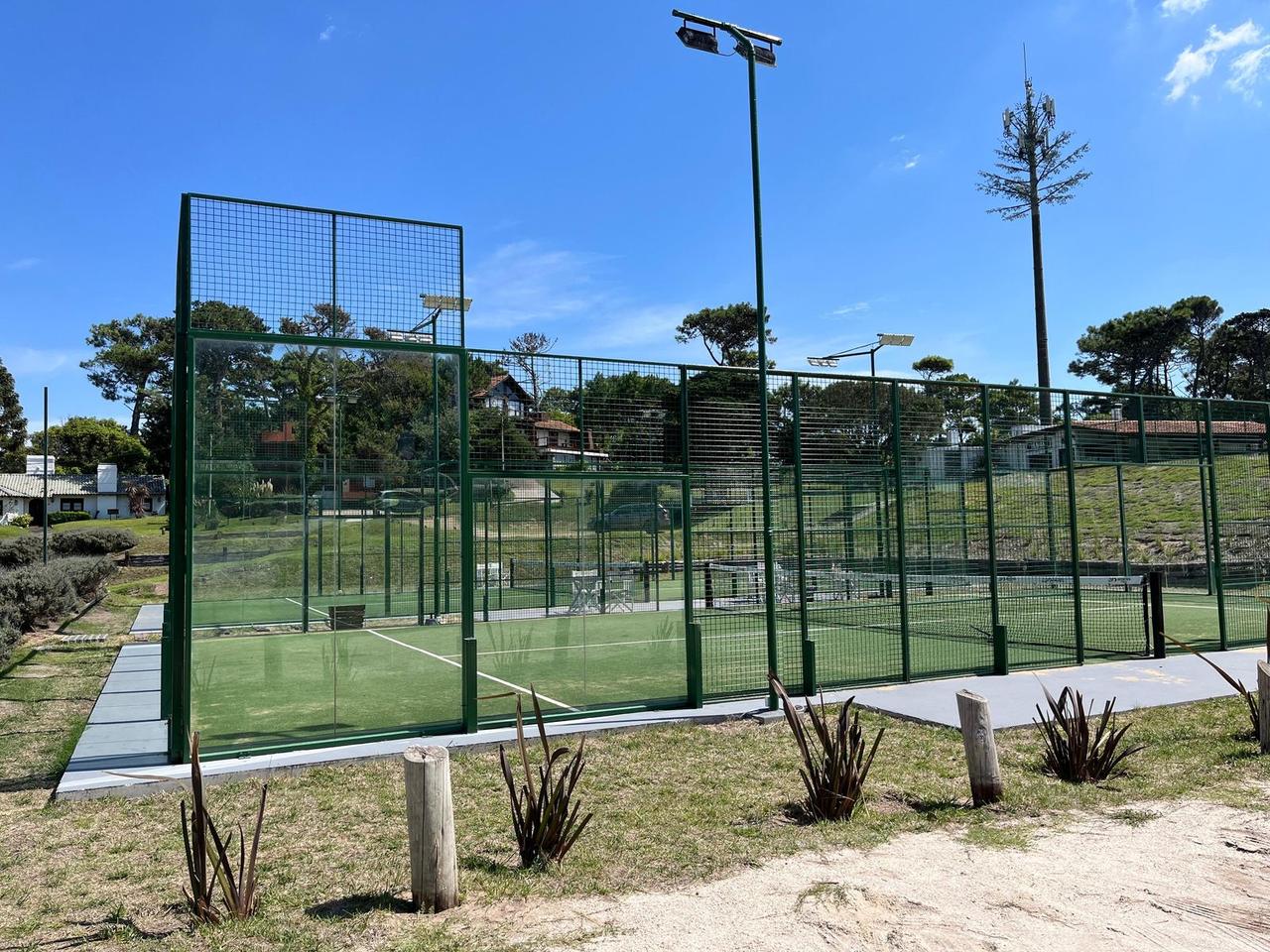 Canchas de pádel panorámicas de césped verde