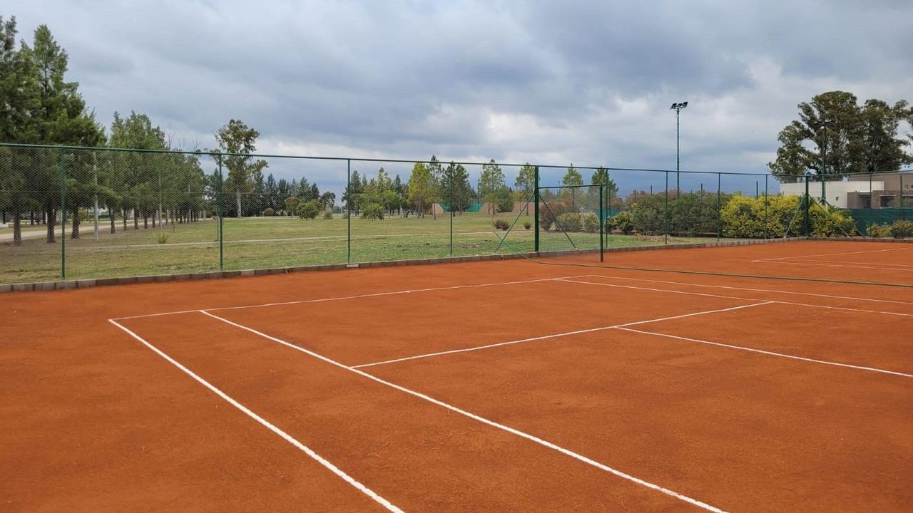 Cancha de tenis de polvo de ladrillo terminada
